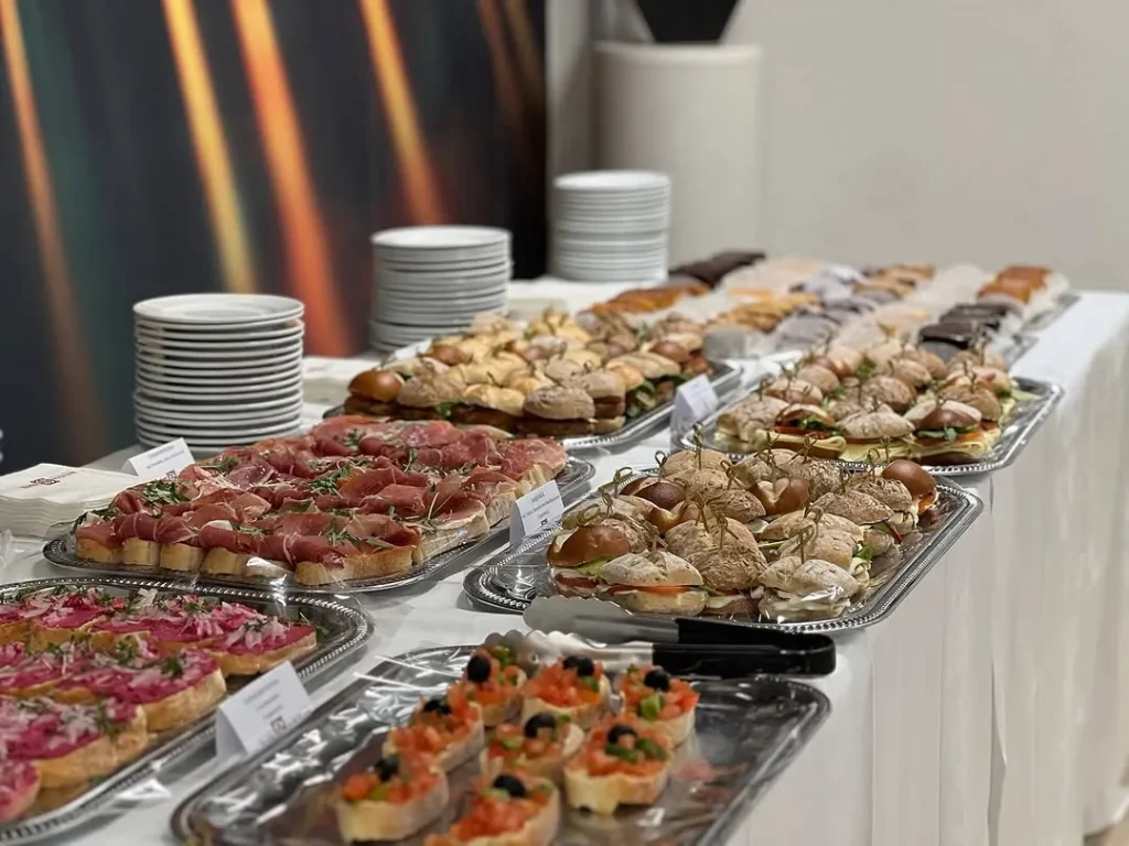 Platte mit gemischt belegten Brötchen: Schinken, Käse, Ei und Lachs, fein garniert
