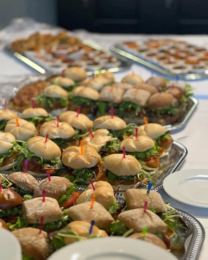 Reich gedecktes Buffet mit Fingerfood-Häppchen und bunten Spießen