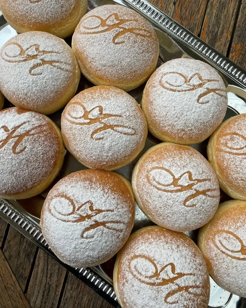 Krapfen mit dem in Staubzucker aufgestreuten Hochl-Signet