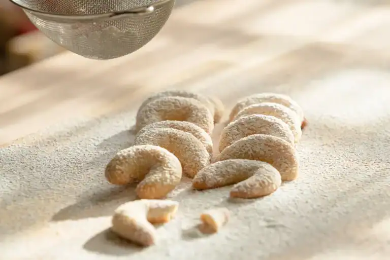 Kekse und Croissants auf Mehl, Teigwaren.