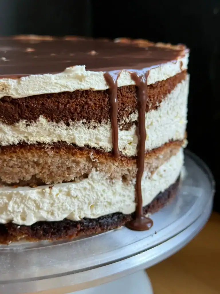 Schokoladen-Kuchen mit Creme und Schokoladensauce.