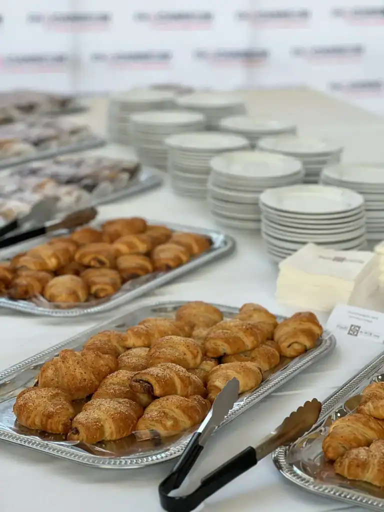 Frühstücksbuffet mit Croissants und Kaffee.