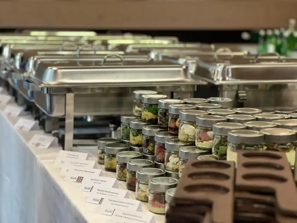 Verschiedene Speisen und Desserts auf Buffet bei Event.