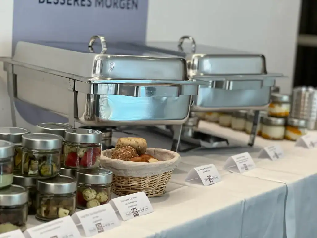 Frühstücksbuffet mit Chafing Dishes und Marmeladengläser.
