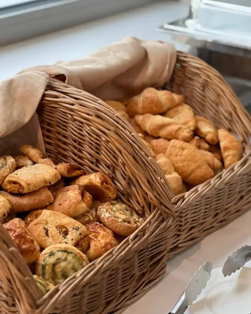 Verschiedene Croissants und Gebäck im Korb.