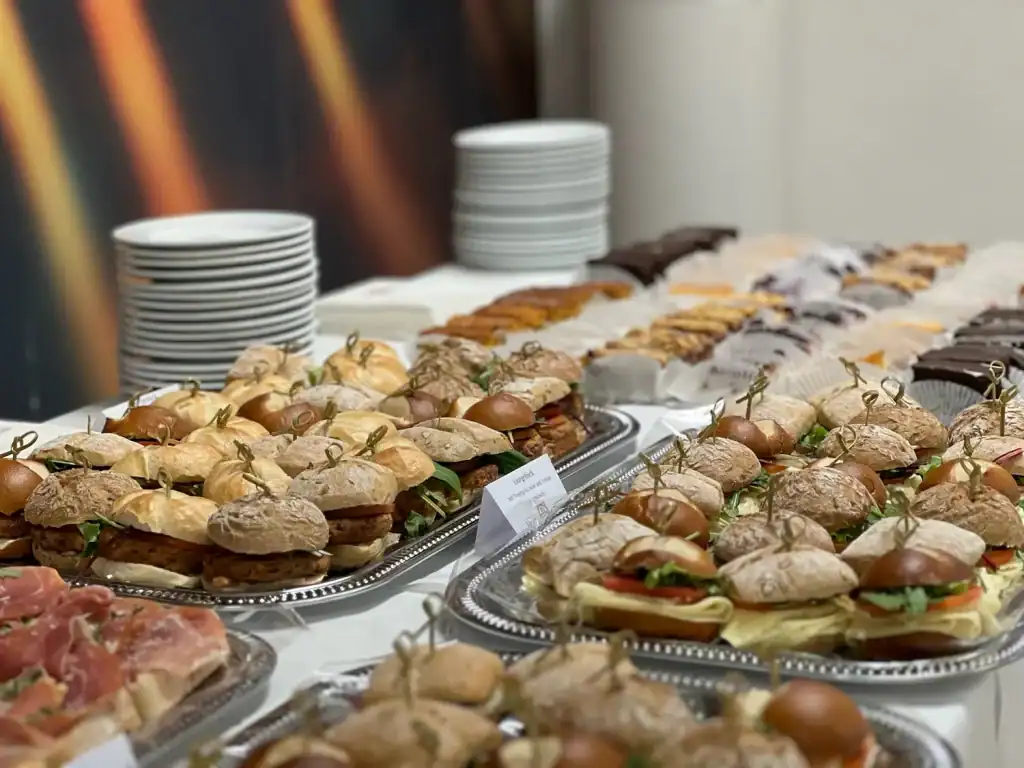 Verschiedene Sandwiches und Snacks auf einem Buffet.