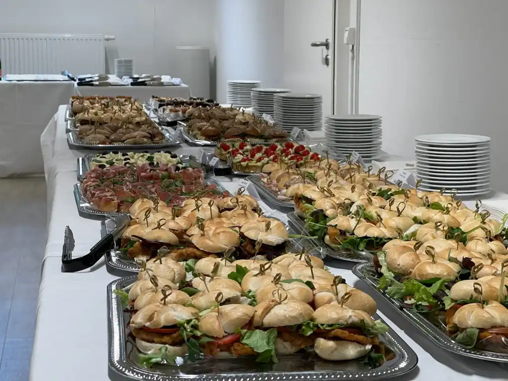 Verschiedene Sandwiches und Snacks auf einem Buffet.
