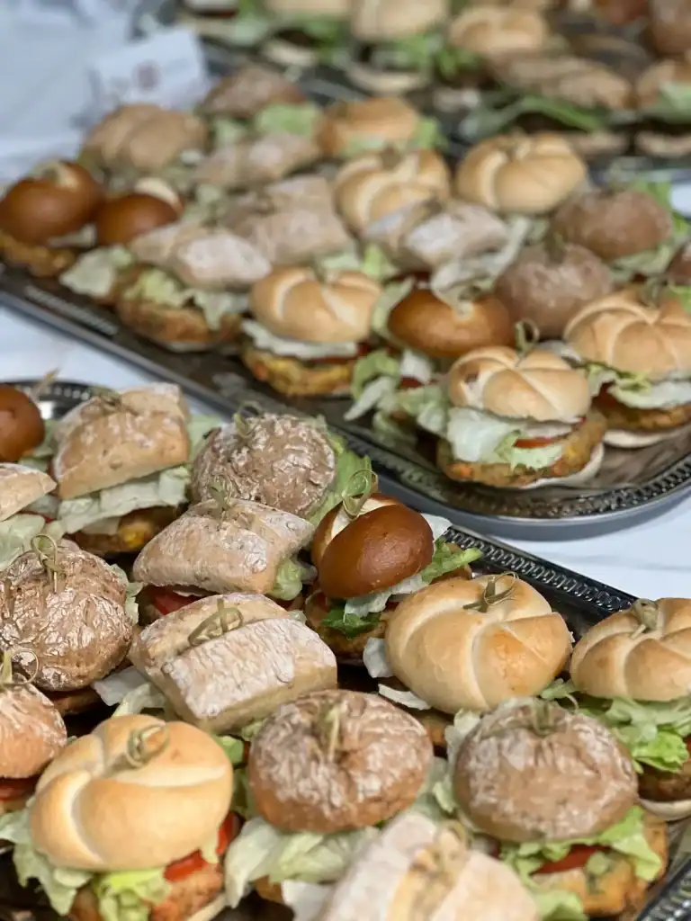 Mini-Burger und Sandwiches auf Tabletts.