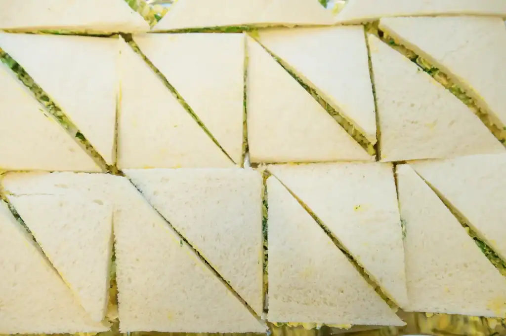 Sandwiches in Dreiecksform, gestapelt in einer Kiste.