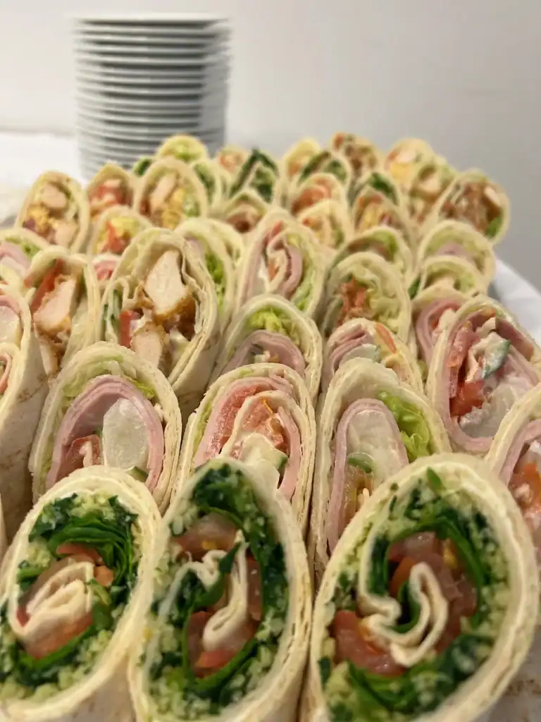 Gefüllte Wraps mit Fleisch, Gemüse und Käse.