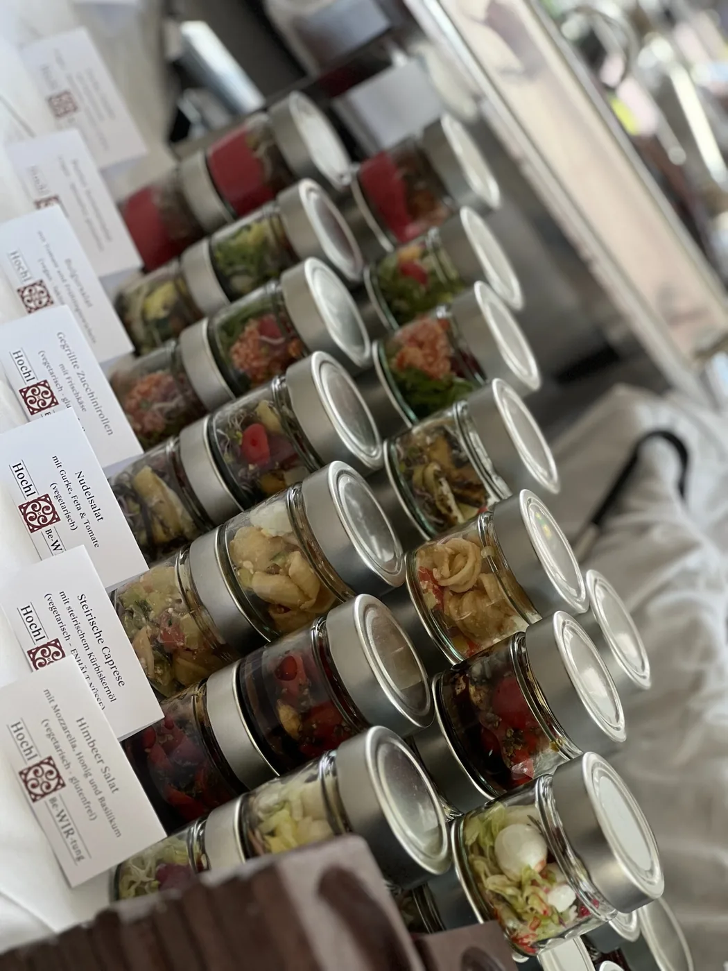 Speisen im Glas, dicht bestückt auf der Etagere
