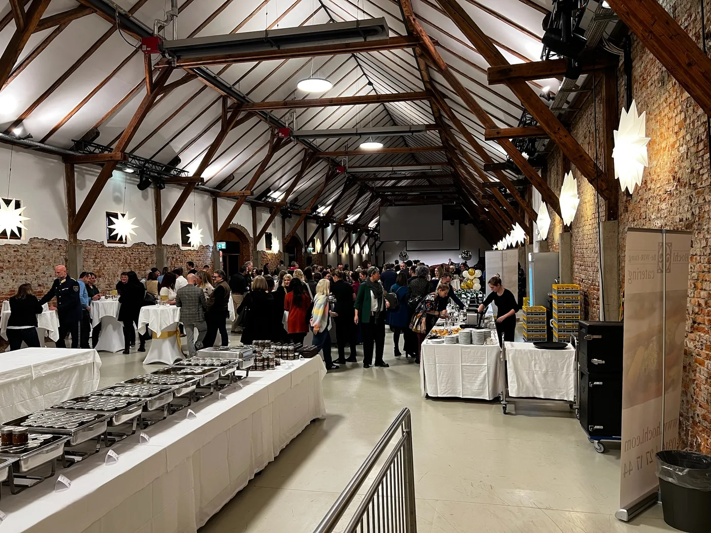 Buffet von Hochl Be-WIR-tung in einer Veranstaltungshalle