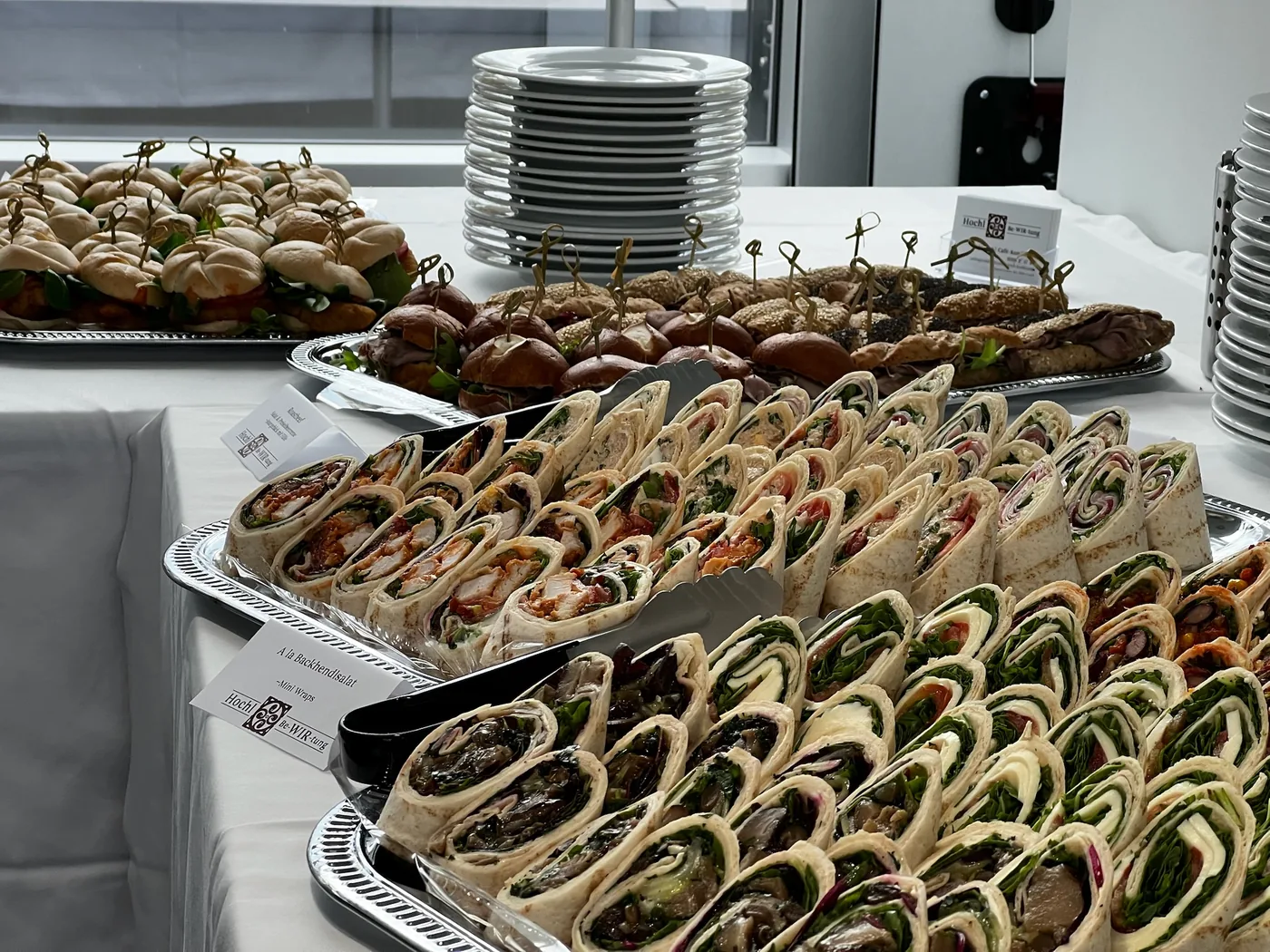 Wraps und Fingerfood auf Platten beim Buffetaufbau