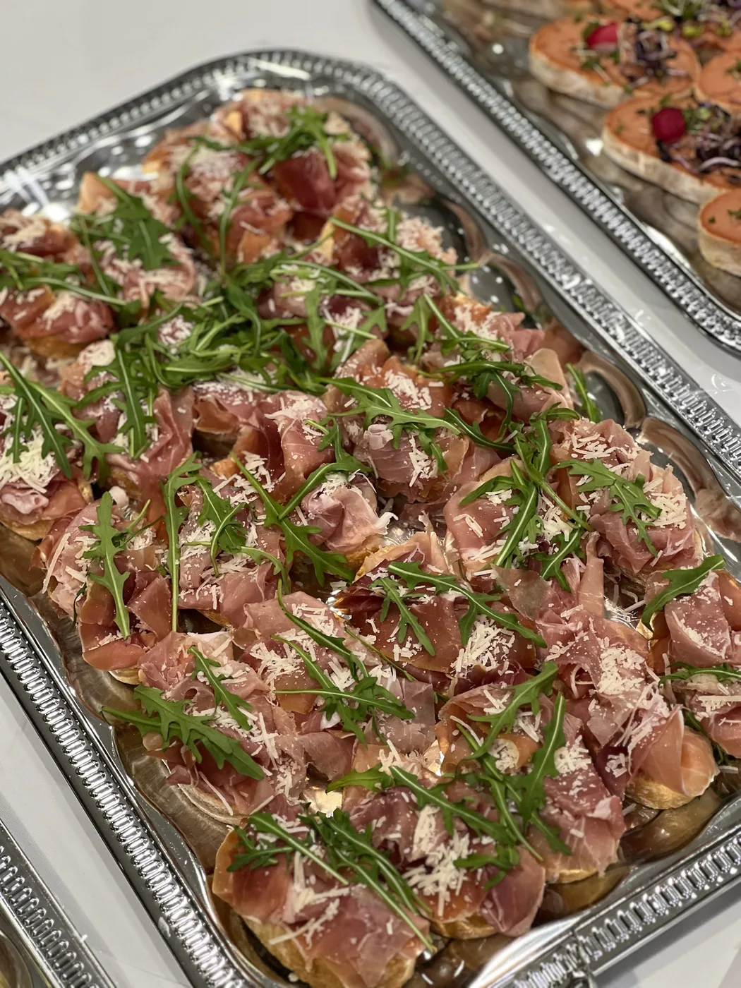 Platte mit Schinken und Rucola fürs Buffet