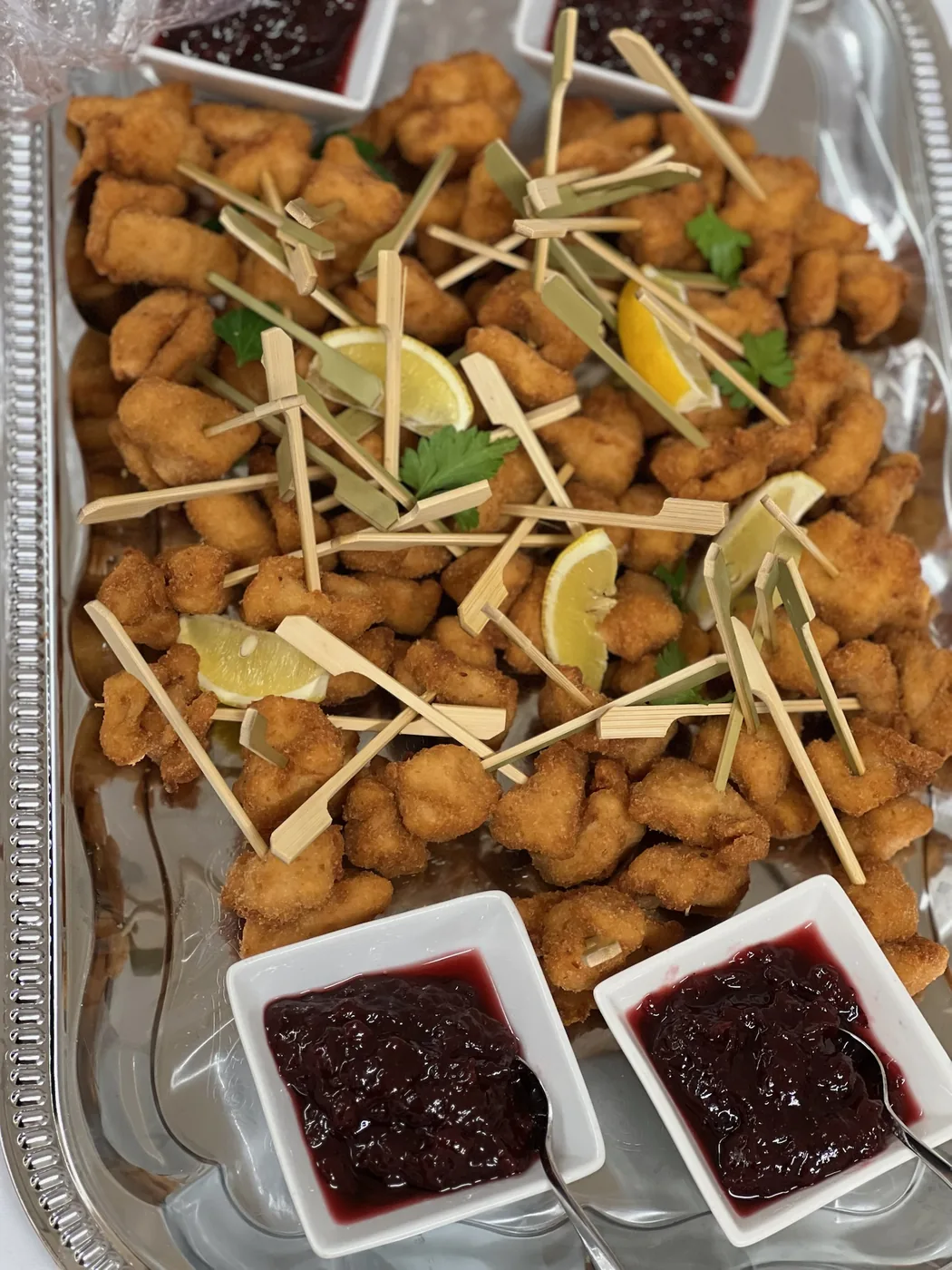 Backhendlstücke mit Preiselbeeren auf der Platte