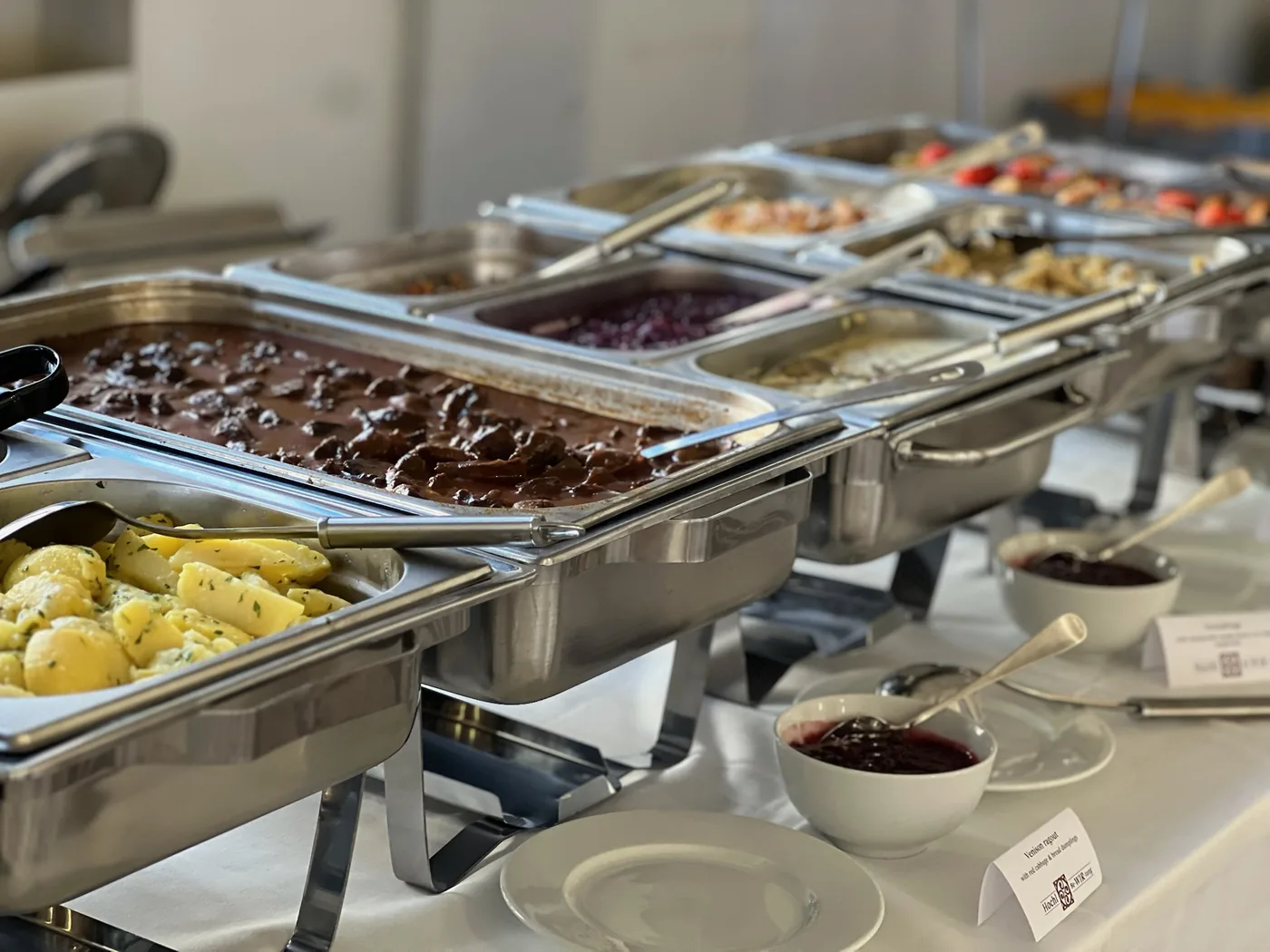 Warme Speisen in Chafing Dishes auf dem Buffet