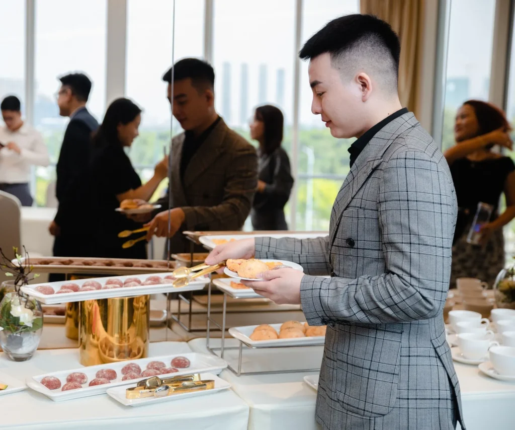 Gast am Buffet bei einer Firmenfeier