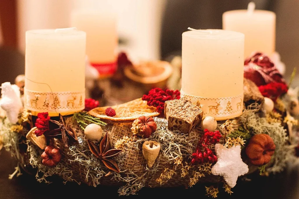 Adventkranz mit brennenden Kerzen