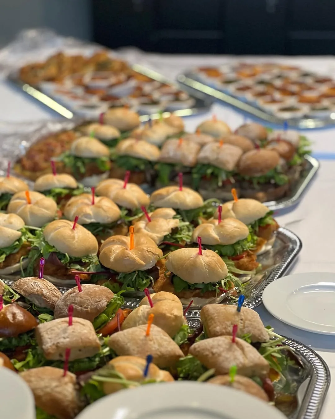 Belegte Brötchen und Fingerfood auf Platten, angerichtet von Hochl Be-WIR-tung