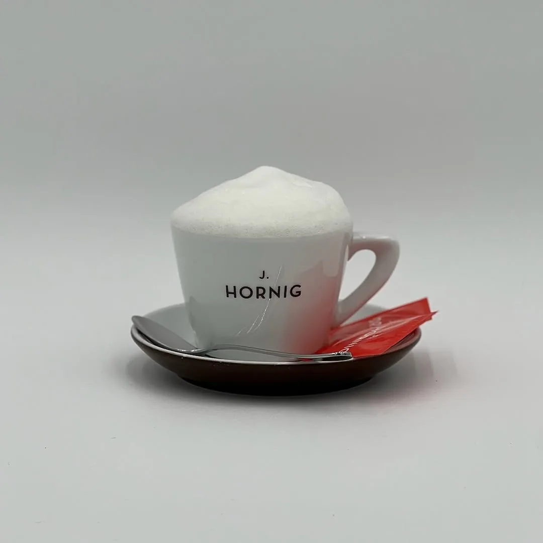 Tasse Kaffee im Lokal von Hochl Be-WIR-tung