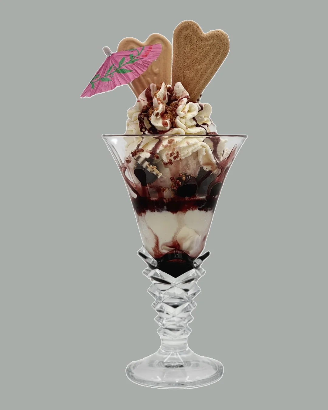 Eisbecher mit dunkler Fruchtsauce, Schlagobers und Herzwaffeln