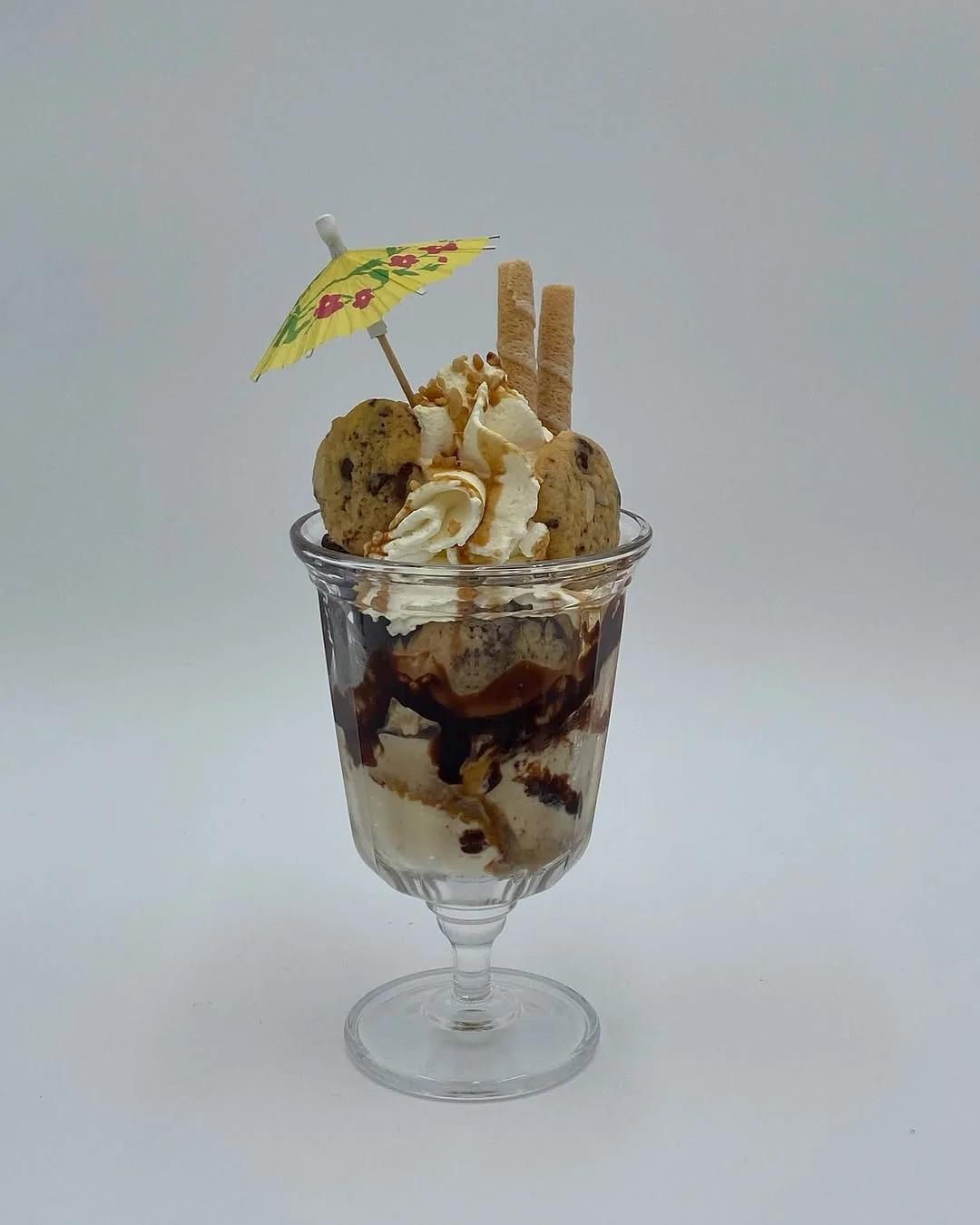 Eisbecher mit Banane, Schokosauce, Schlagobers und Waffeln