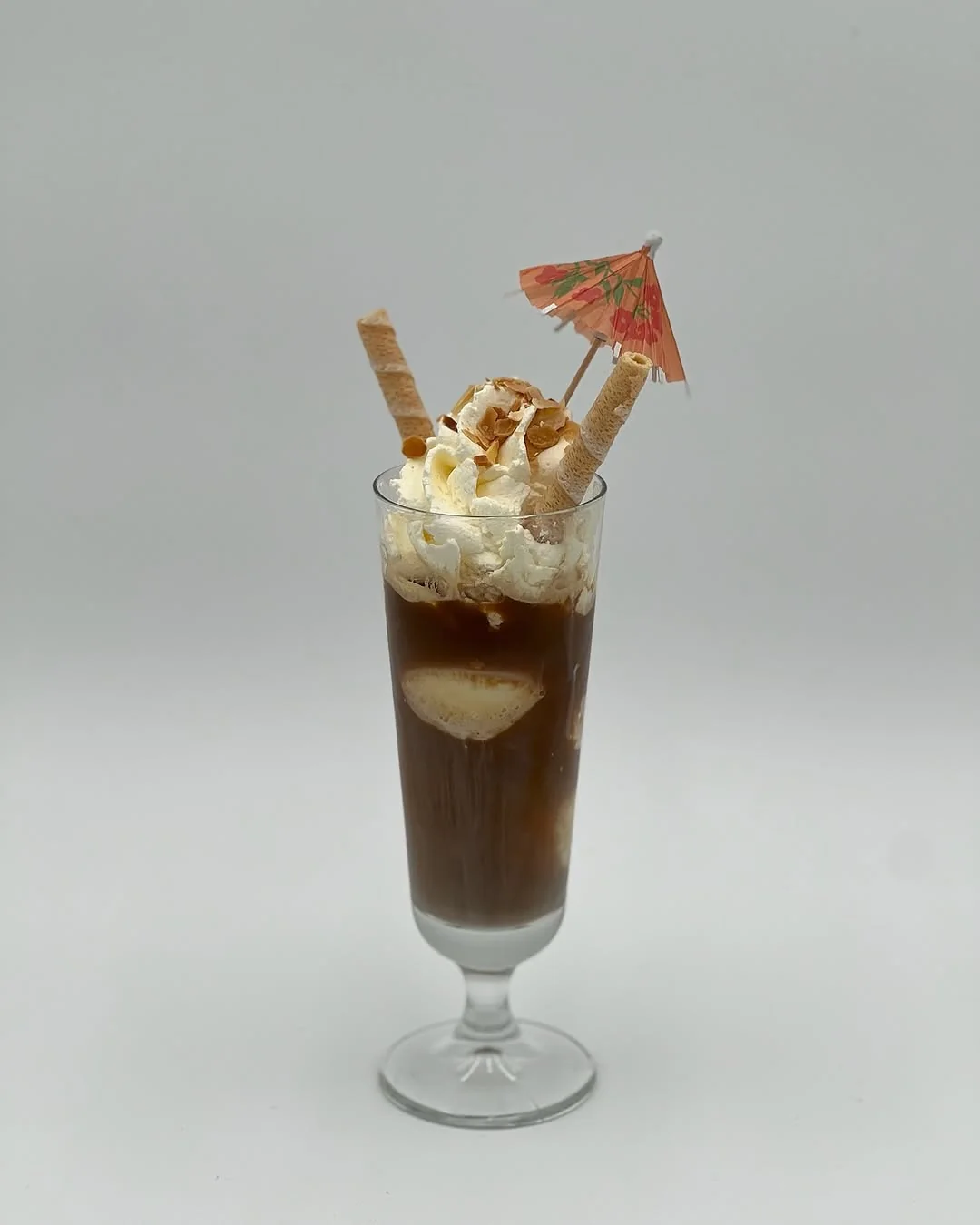 Eiskaffee mit Schlagobers, Waffel und Schirmchen bei Hochl Be-WIR-tung