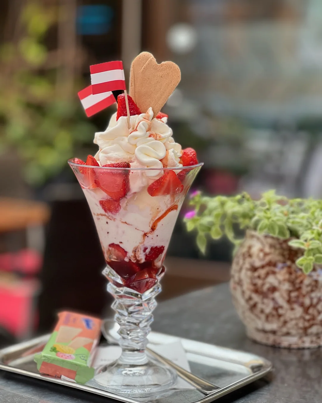 Eisbecher mit Erdbeeren, Schlagobers, Herzwaffel und österreichischer Fahne