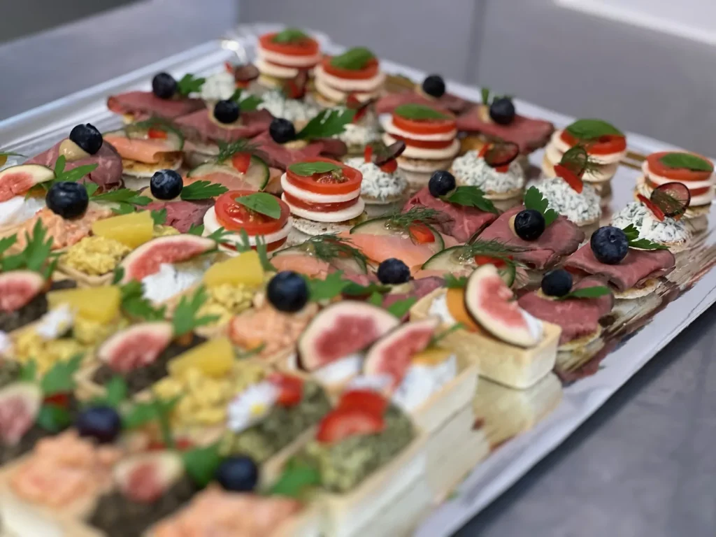 Belegte Canapés mit Feige, Roastbeef und Frischkäse