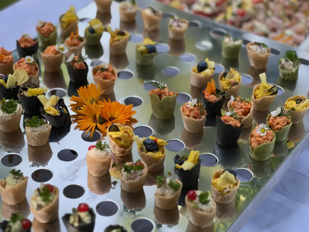 Gefüllte Pastetchen mit essbaren Blüten auf dem Buffet