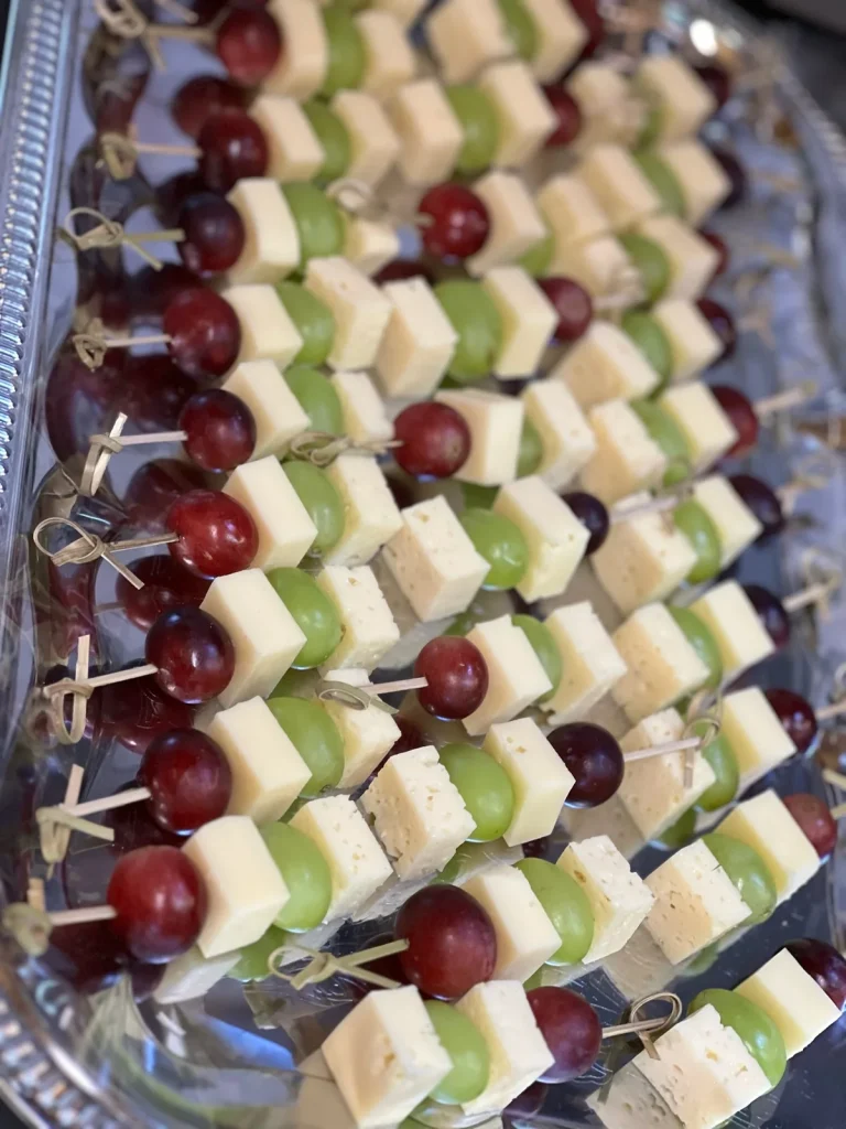 Pikante Spießchen mit Käse und Trauben, dicht auf der Platte