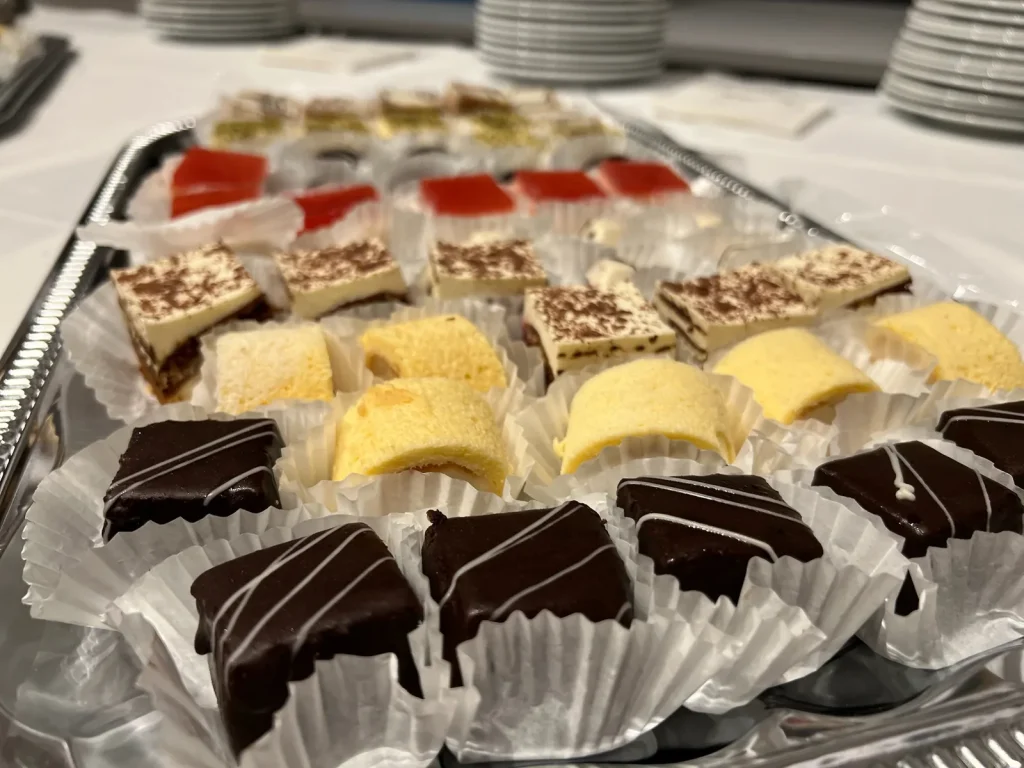 Süßes Fingerfood: Petits Fours und Schnitten in Papierförmchen