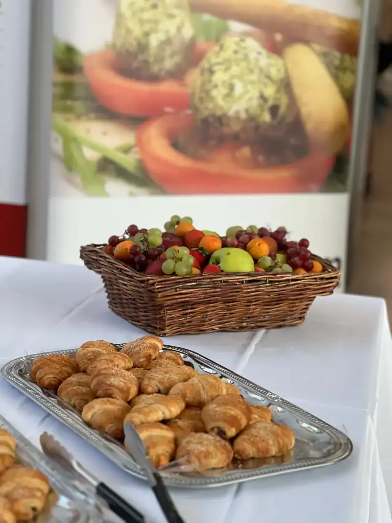 Frisches Obst und Croissants auf einem Tisch.