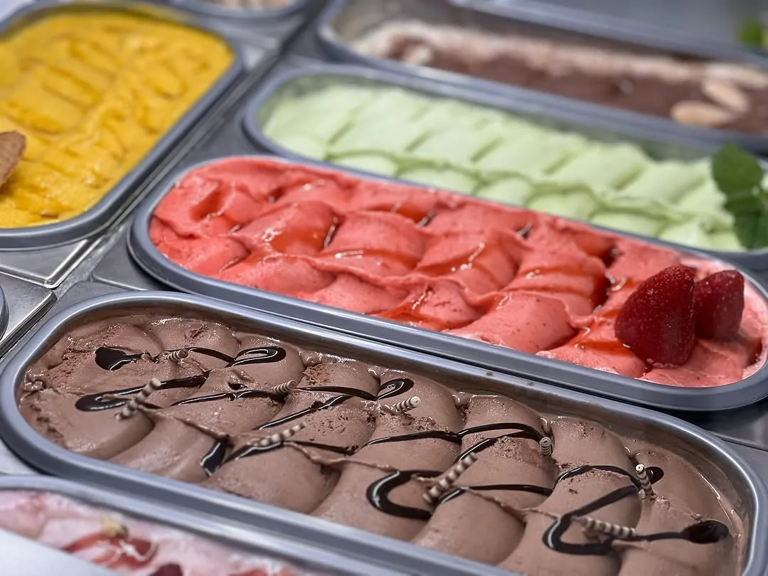 Eissorten in der Vitrine bei Hochl Be-WIR-tung