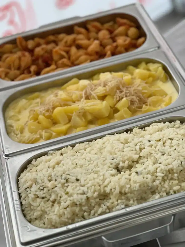 Verschiedene Beilagen in Buffet-Behältern, Pasta, Kartoffeln, Reis.