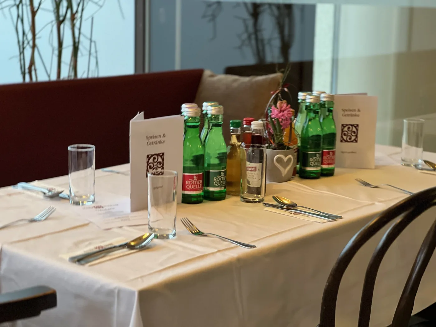 Gedeckter Tisch mit Getränken im Gastraum