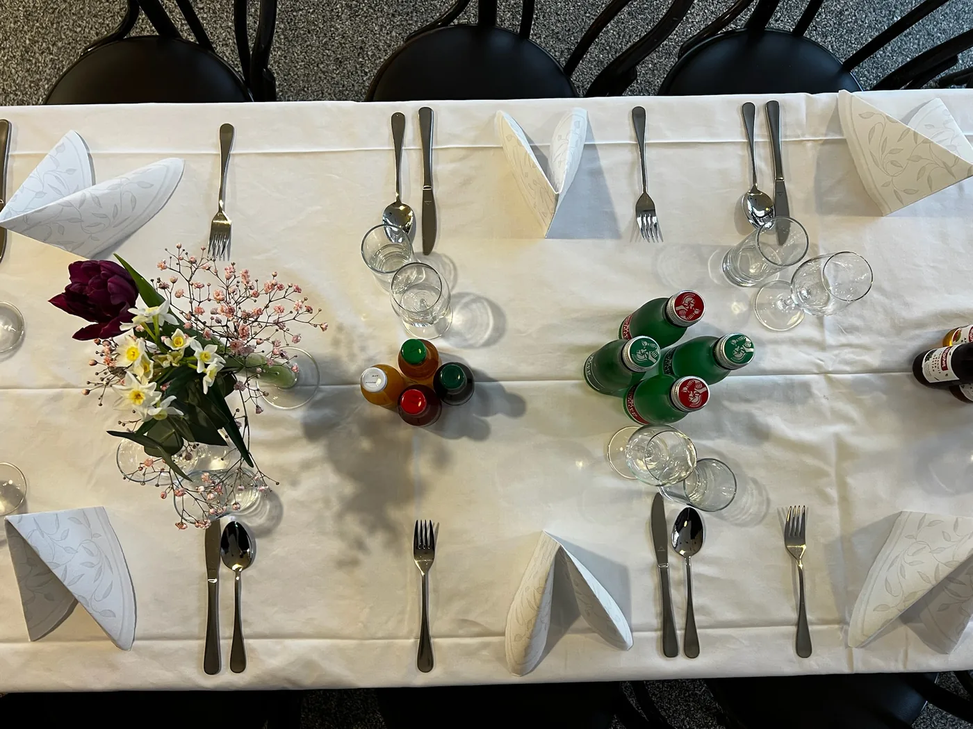 Gedeckte Tafel von oben, Servietten und Gläser