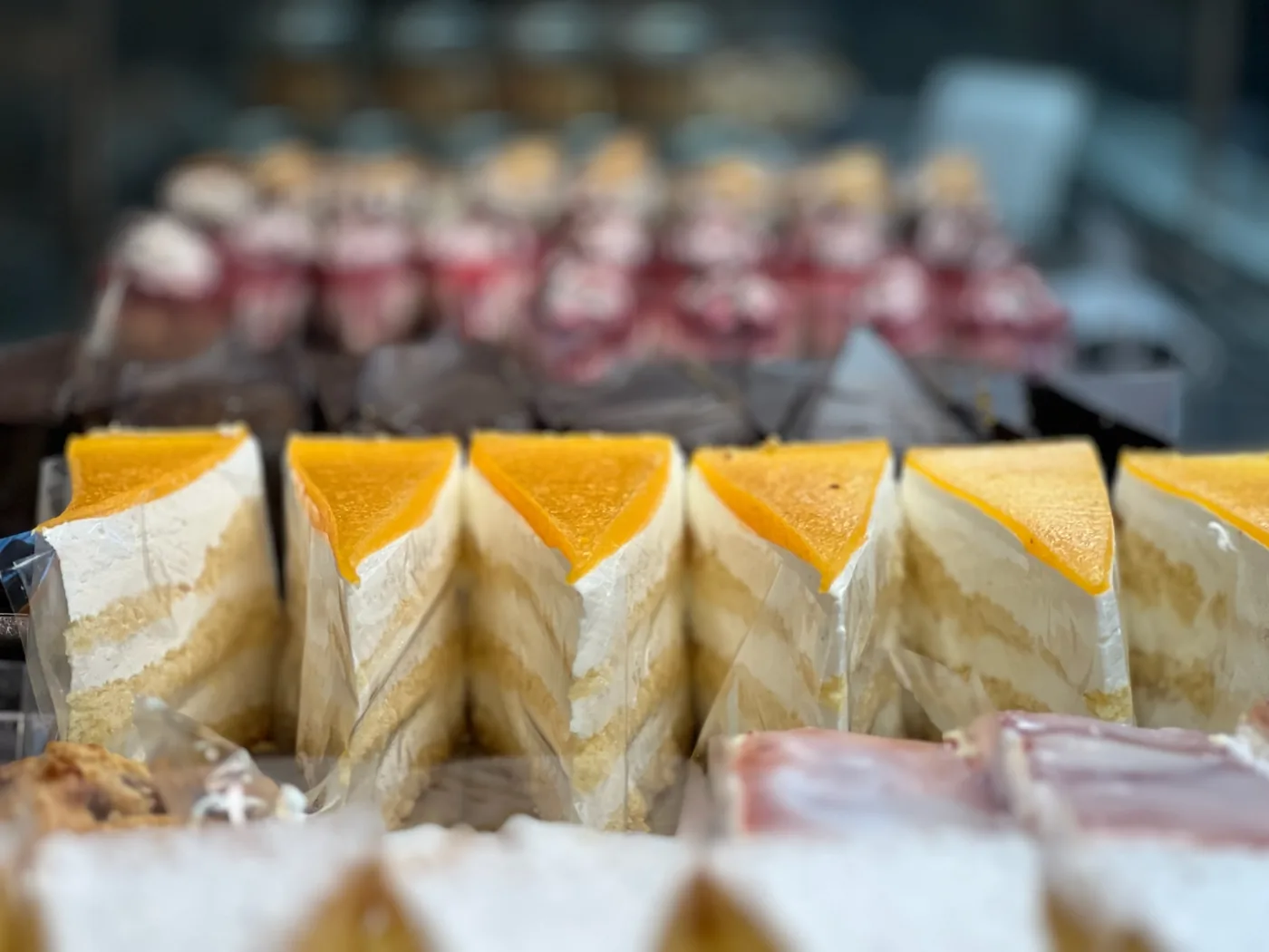 Kuchen und Schnitten in der Vitrine