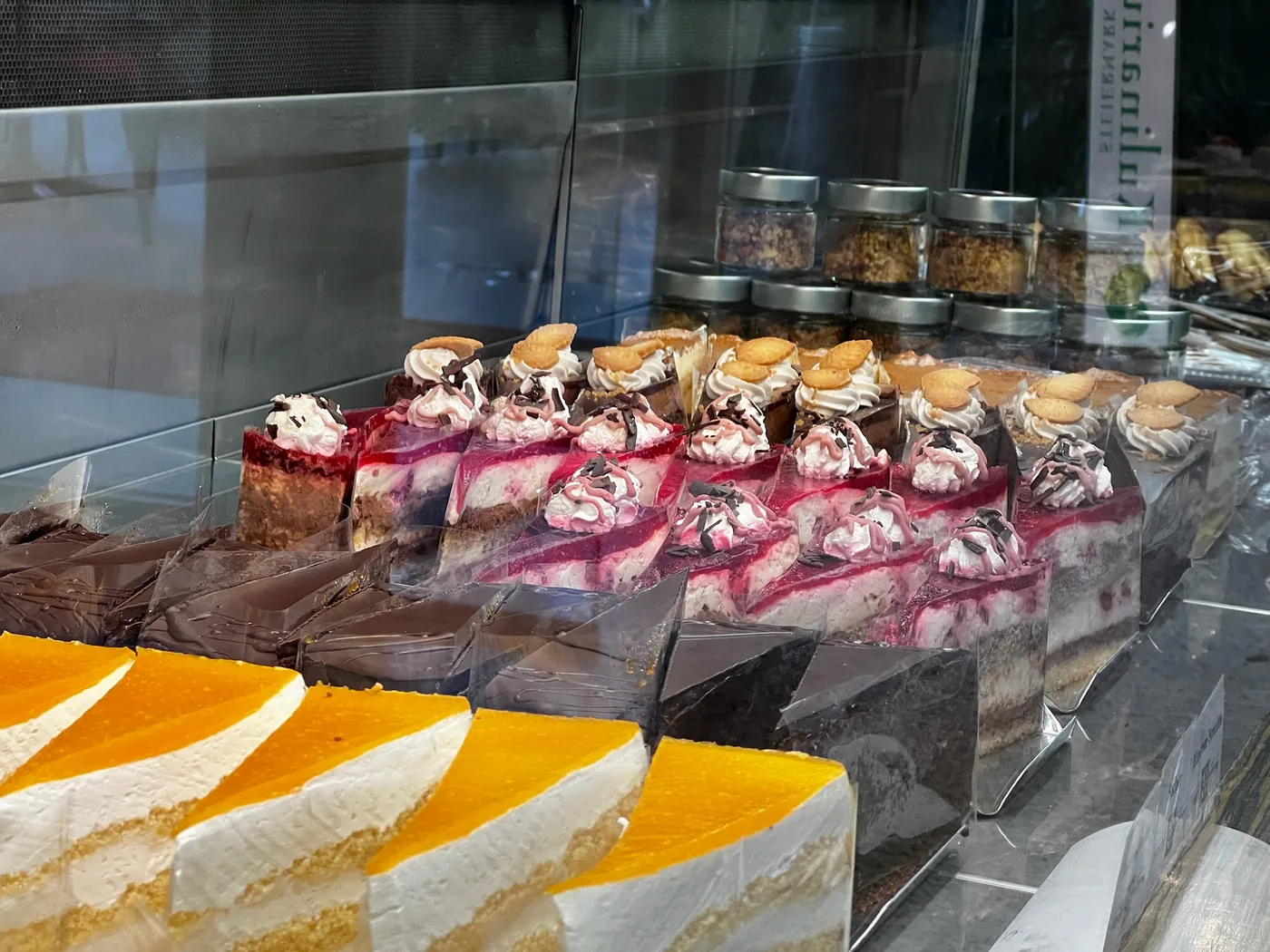 Tortenstücke in der Vitrine