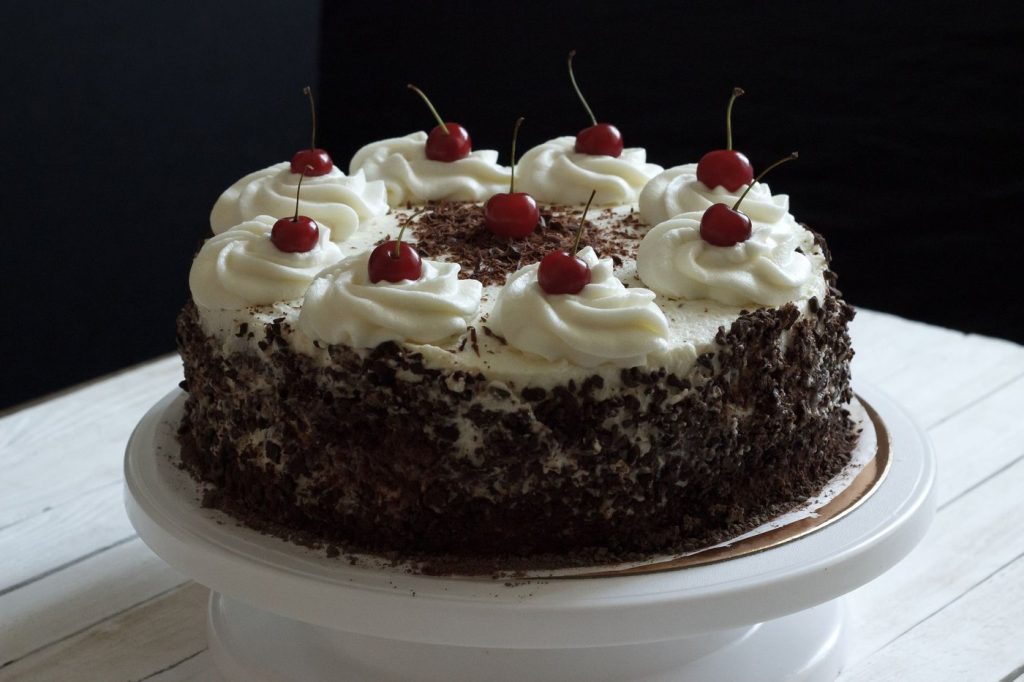 Schwarzwälder Kirschtorte mit Sahne, Kirschen und Schokoraspeln