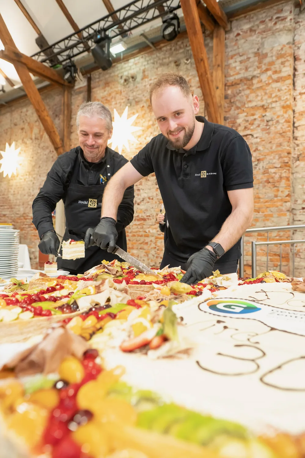 Mitarbeiter von Hochl Be-WIR-tung richtet ein Buffet vor Ort an