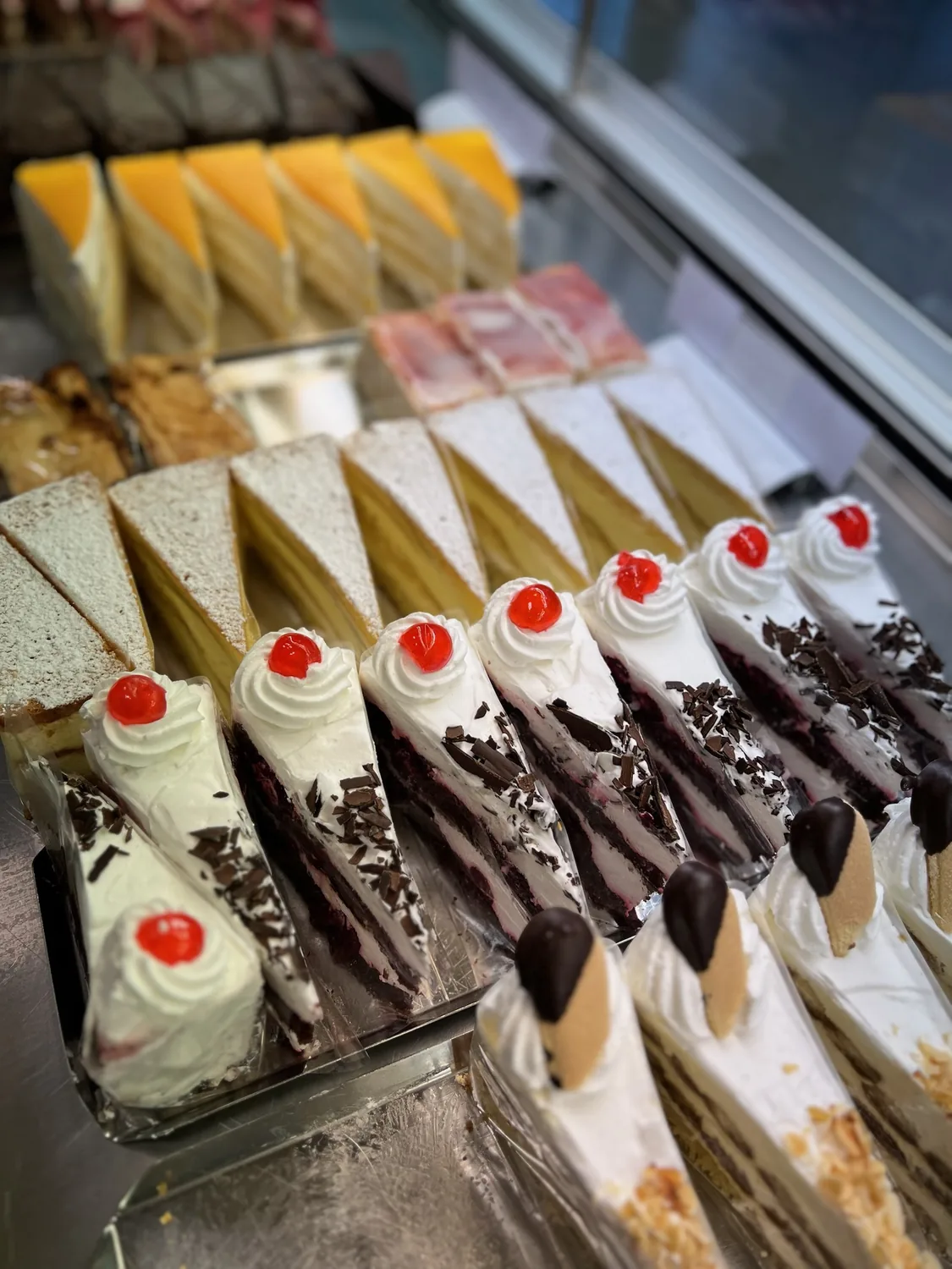 Tortenstücke und Mehlspeisen in der Vitrine von Hochl Be-WIR-tung in Graz